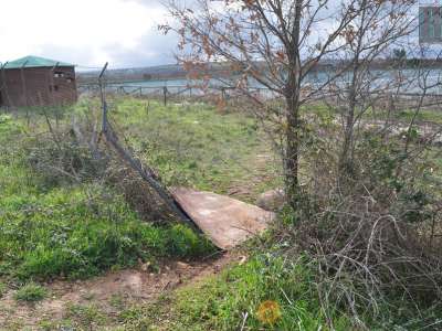 Per entrare dobbiamo approfittare di un buco nella rete che circonda il lago